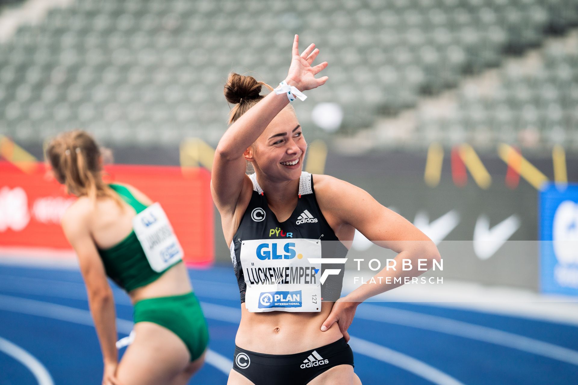 Gina Lueckenkemper (SCC Berlin) nach dem 100m Vorlauf waehrend der deutschen Leichtathletik-Meisterschaften im Olympiastadion am 25.06.2022 in Berlin